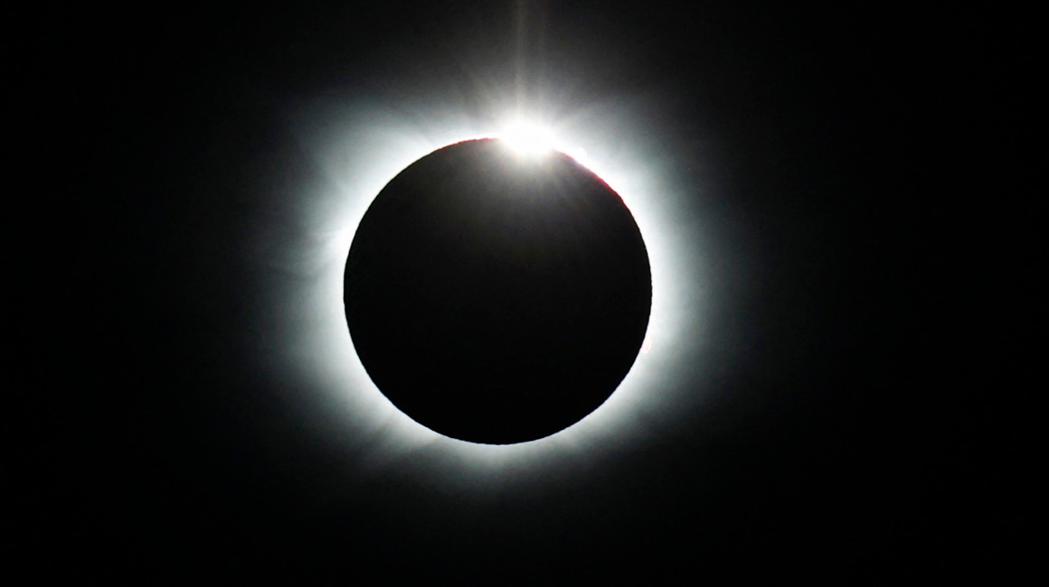 Imagen de un eclipse solar total visto desde la Antártida, en 2021.