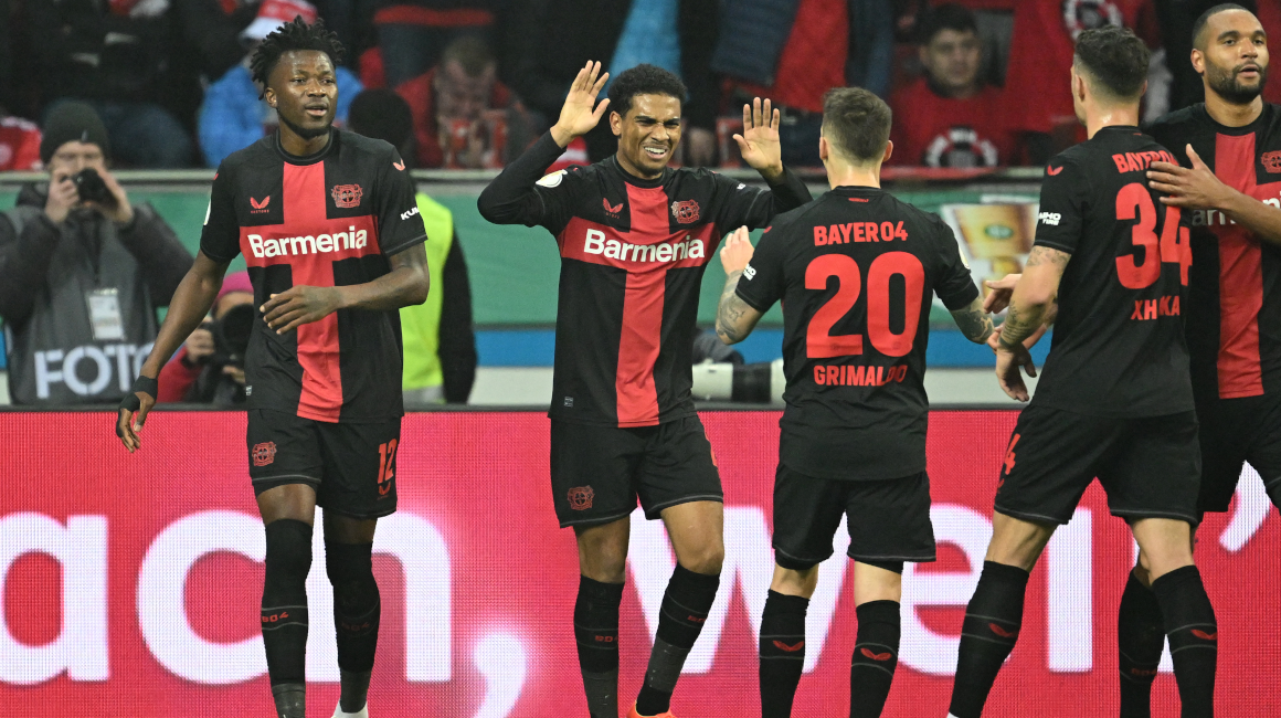 Los jugadores del Bayer Leverkusen festejan un gol en la Copa de Alemania, el 3 de abril de 2024.
