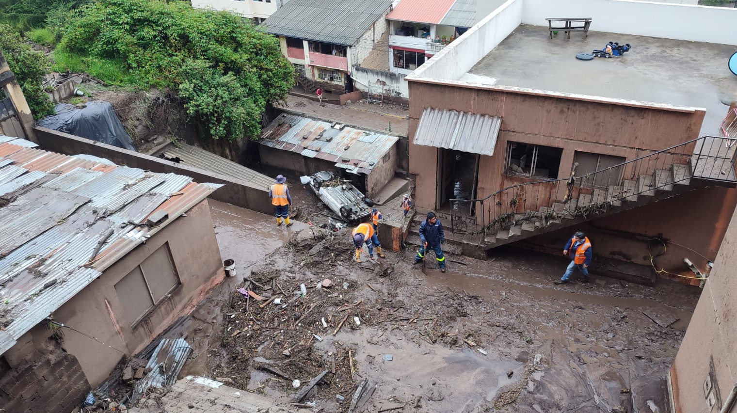 Trabajadores del Municipio de Quito durante las tareas de limpieza tras el aluvión en La Gasca, el 3 de abril de 2024.