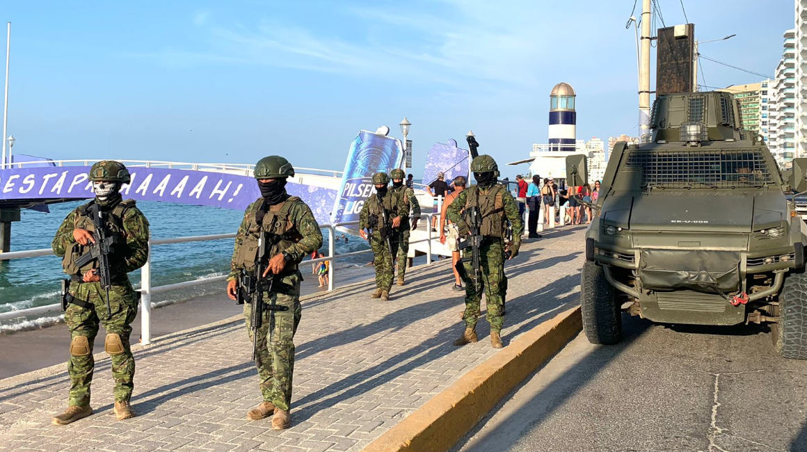Un grupo de militares vigilan una playa de Santa Elena durante el feriado de Semana Santa, el 31 de marzo de 2024.