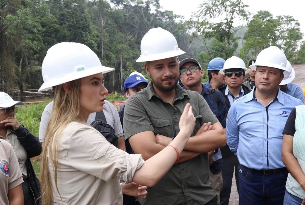 Sade Fritschi, ministra de Ambiente, en un recorrido por la Amazonía el 2 de abril de 2024.