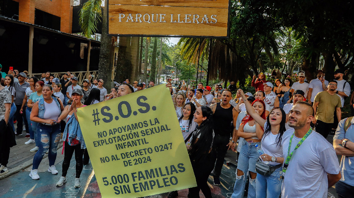 Empleados y comerciantes protestan contra el gobierno local en el Parque Lleras en Medellín, Colombia, el 2 de abril de 2024.