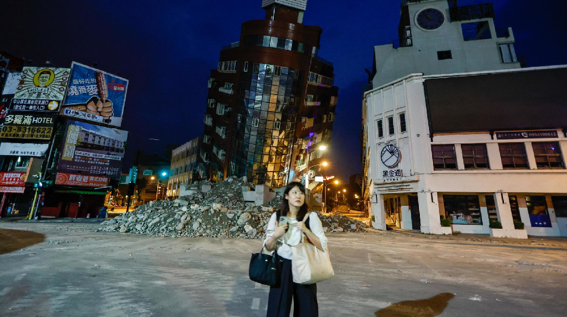 Una mujer mira los restos de un edificio residencial parcialmente derrumbado tras el terremoto de magnitud 7,4 del 03 de abril en Hualien, Taiwán, 04 de abril de 2024.