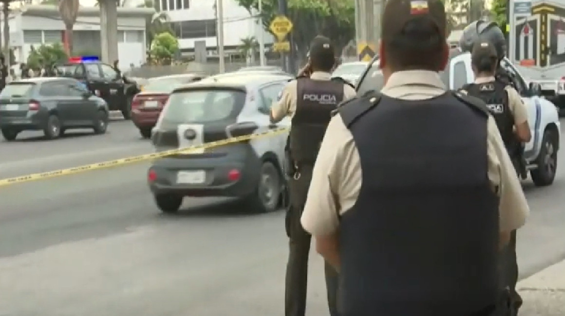 Policías en la escena de una balacera en el sector de La Valdivia, Guayaquil, el 3 de abril de 2024.