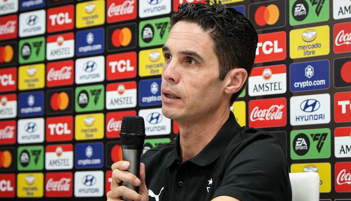 El entrenador de Liga de Quito, Josep Alcácer, en una rueda de prensa.
