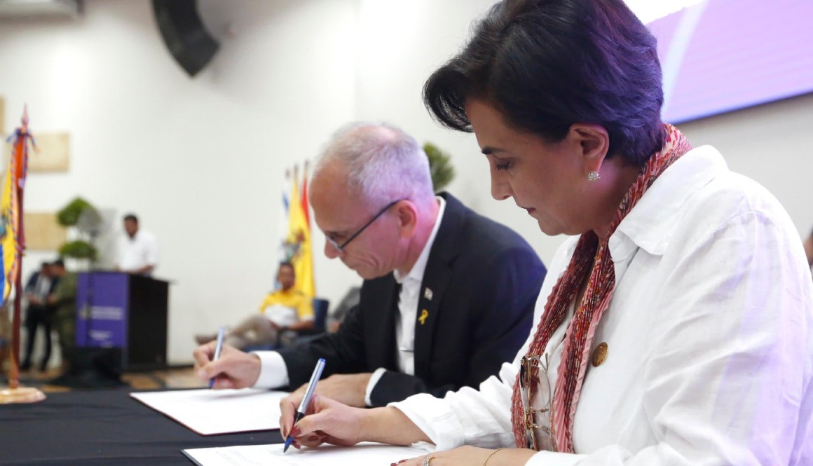 La canciller de Ecuador, Gabriela Sommerfeld, y el embajador de Israel, Tzach Sarid, firman el acuerdo.