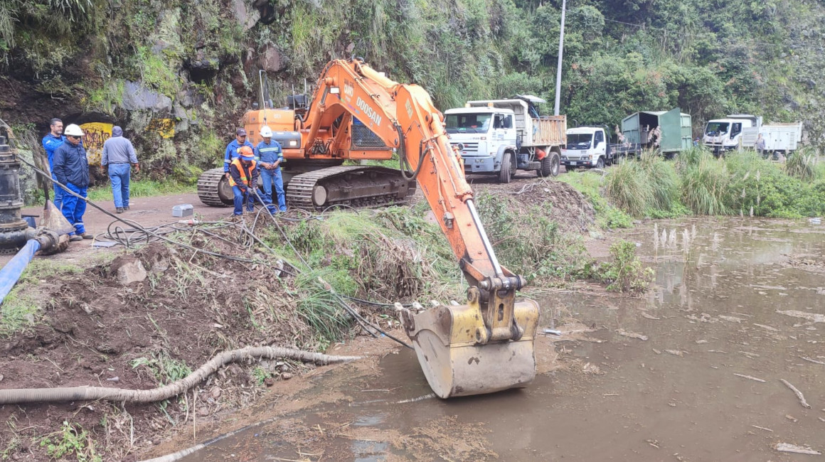 Maquinaria del Municipio de Quito trabaja en la construcción de un 'bypass' en la quebrada Rumipamba, el 4 de abril de 2024.