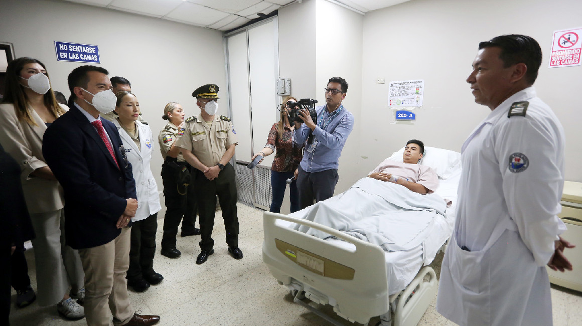 El presidente Daniel Noboa en su visita a policías en hospital el 4 de abril de 2024.