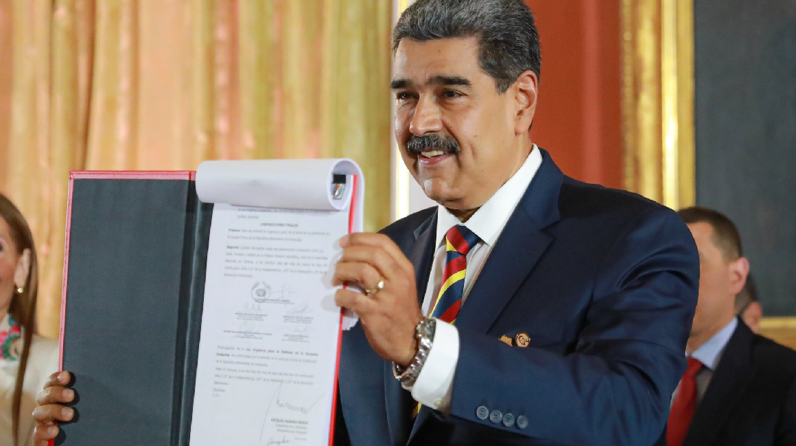 El presidente Nicolás Maduro promulgó la Ley de Defensa del Esequibo el 4 de abril de 2024.
