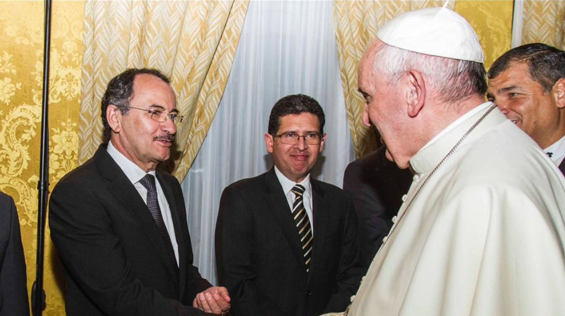 Carlos Pólit, Diego García y Rafael Correa, durante la visita del Papa a Ecuador en 2015.