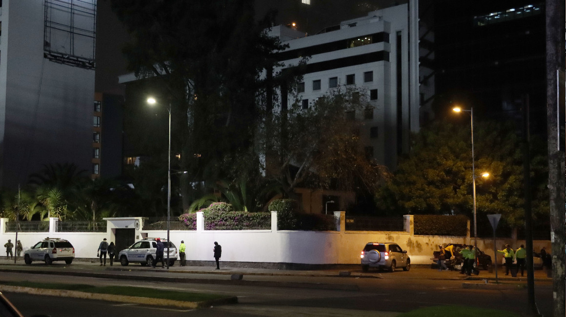 Policías a las afueras de la Embajada de México en Quito la noche del 4 de abril de 2024.