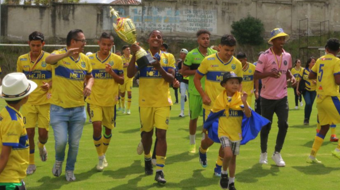 Jugadores del Club Deportivo Patrón Mejía celebran el campeonato de ascenso de Pichincha.