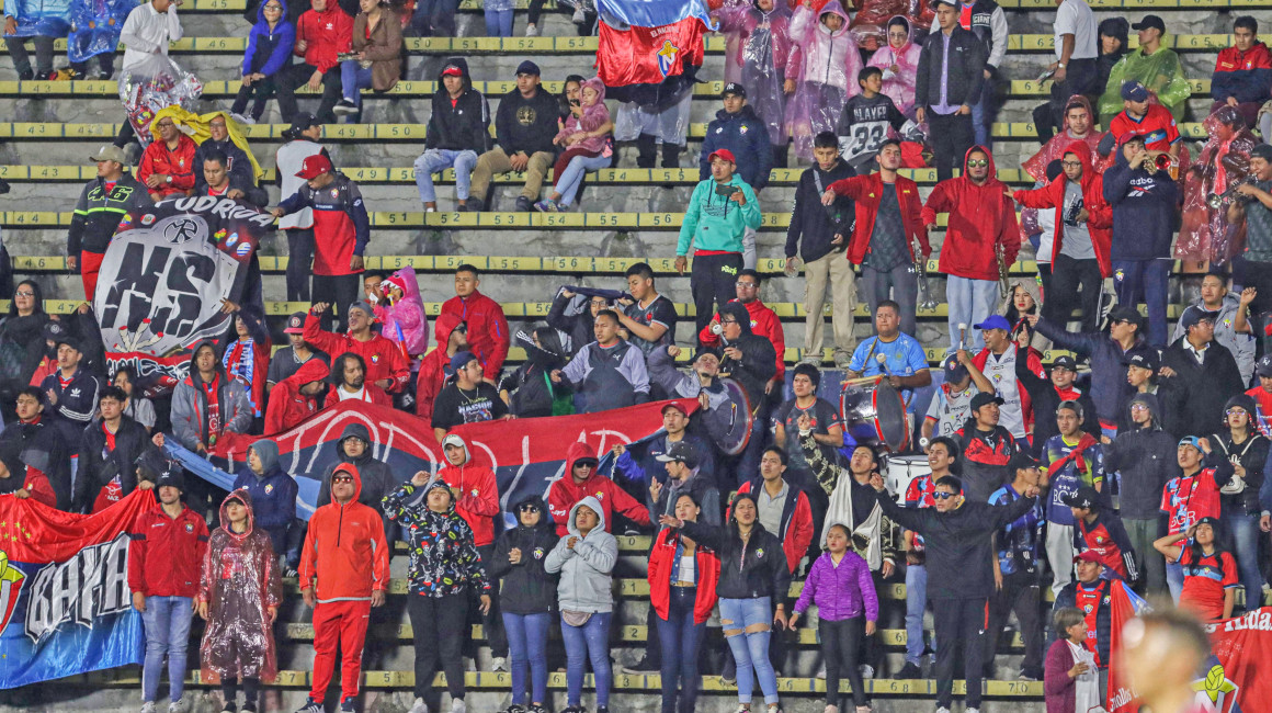 Hinchas de El Nacional en el partido ante Cumbayá, 30 de marzo de 2024.