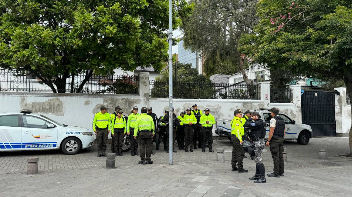 Policías custodian los exteriores de la Embajada de México en Ecuador, el 5 de abril de 2024.