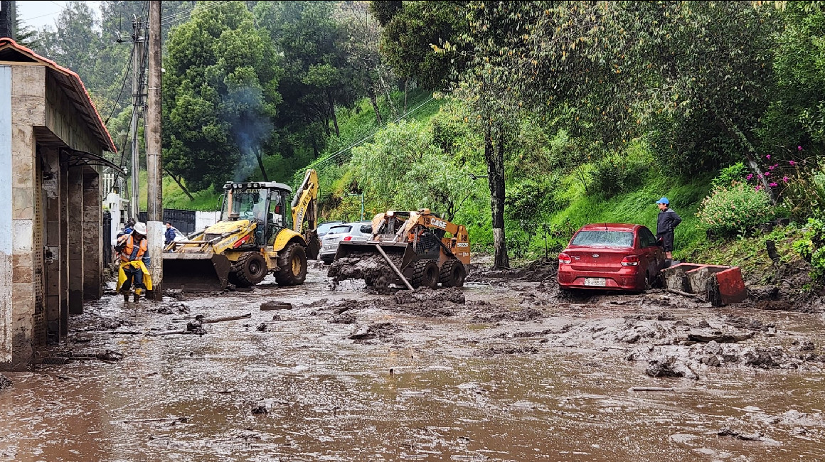 Retroexcavadoras realizan las labores de limpieza y evacuación de escombros por el aluvión en La Gasca, Quito, el 3 de abril de 2024.