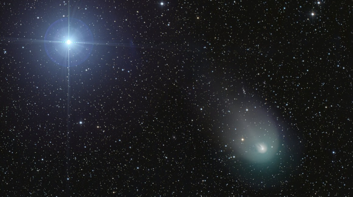 La estrella Vega y el cometa 12P/Pons-Brooks, llamado Diablo.