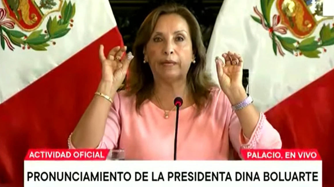 La presidenta de Perú, Dina Boluarte, muestra sus joyas en un mensaje al país el 5 de abril de 2024.