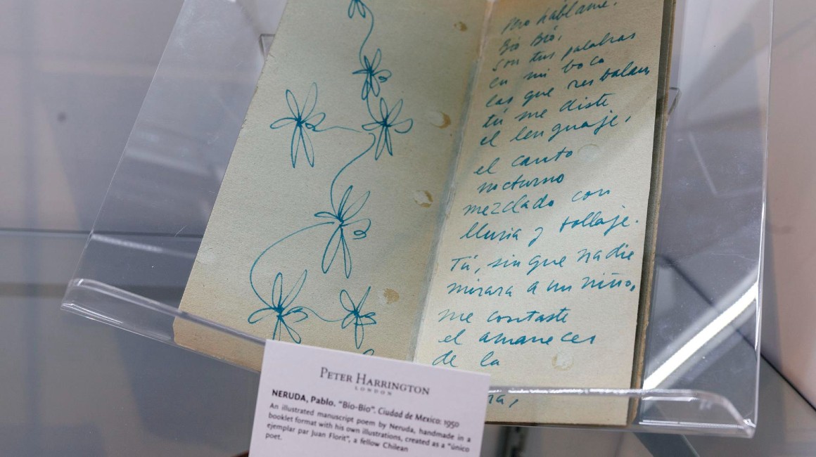 Poema 'Bío-Bío' escrito a mano por Pablo de Neruda, que se exhibe en la feria del libro antiguo en Nueva York.