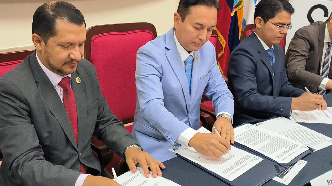 Autoridades de Salud y Academia firmaron acuerdo en Guayaquil el 5 de abril de 2024.