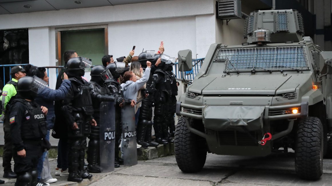 Un vehículo blindado traslada al exvicepresidente ecuatoriano Jorge Glas, este sábado en Quito. El Gobierno de Ecuador entró en la noche del viernes a la Embajada de México en Quito y detuvo a Glas.