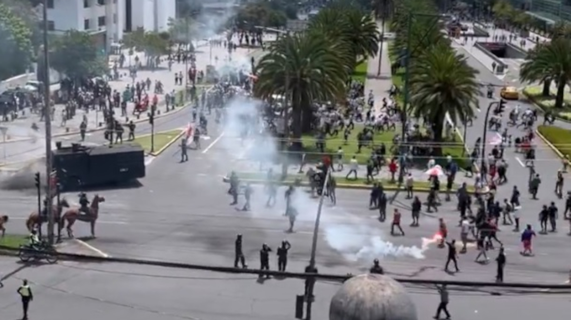 Las barras de El Nacional y Liga de Quito protagonizaron un fuerte enfrentamiento en las inmediaciones del estadio Olímpico Atahualpa, este 6 de abril.