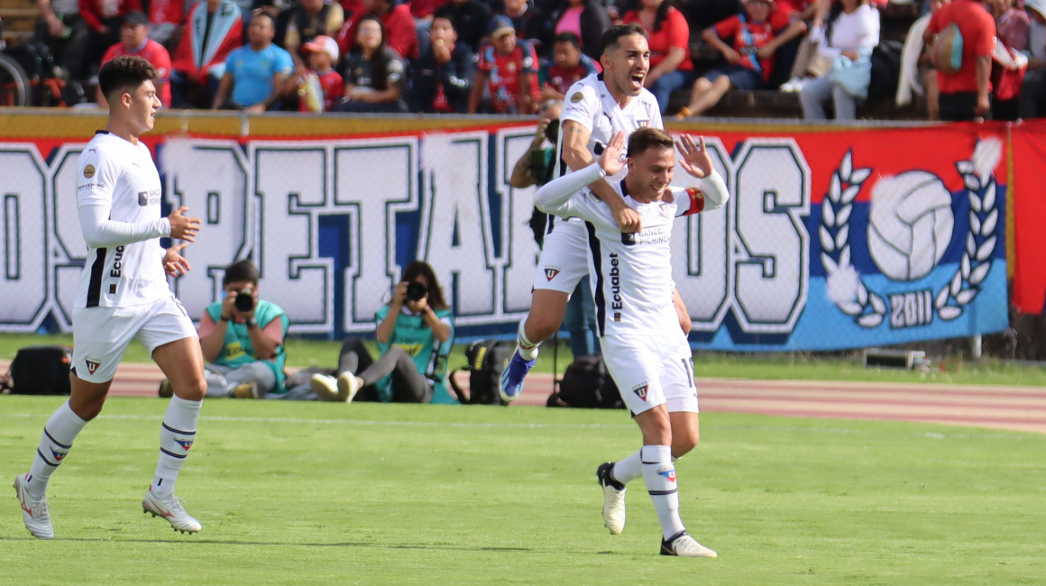 Ezequiel Piovi, de Liga de Quito, celebra su gol ante El Nacional, este 6 de abril de 2024.
