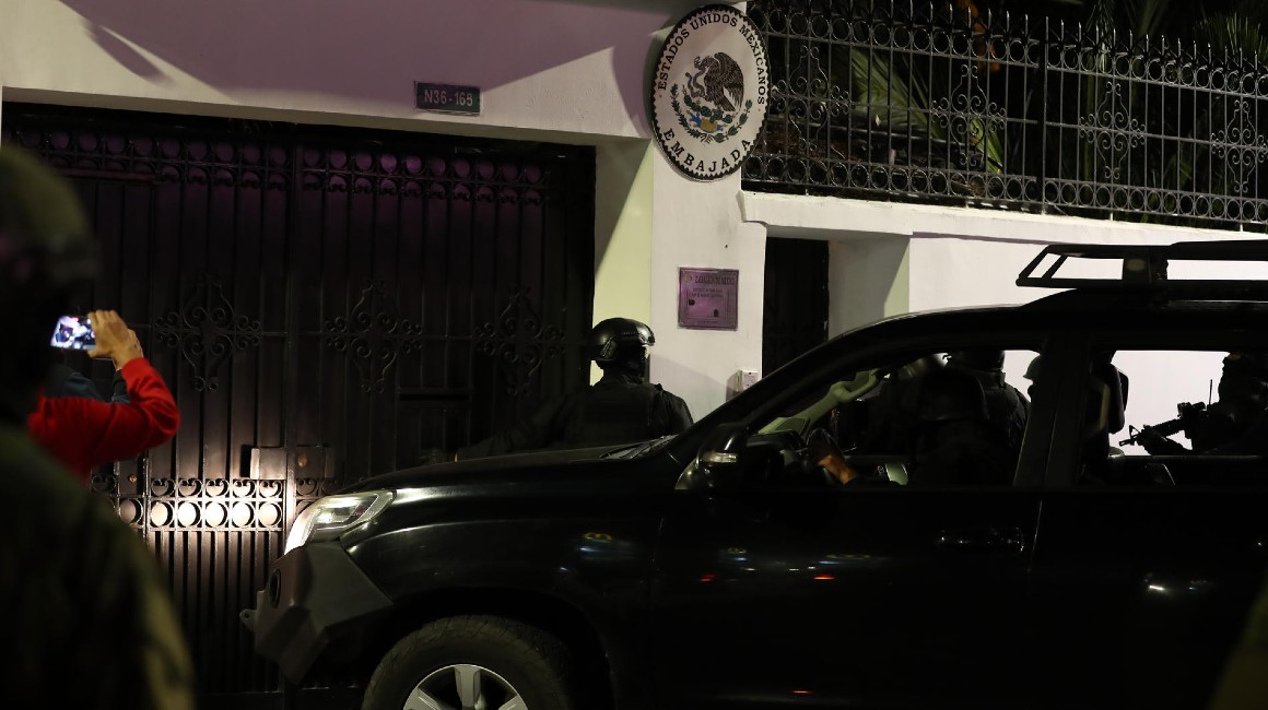 El Bloque de Seguridad ante la embajada de México en Quito.