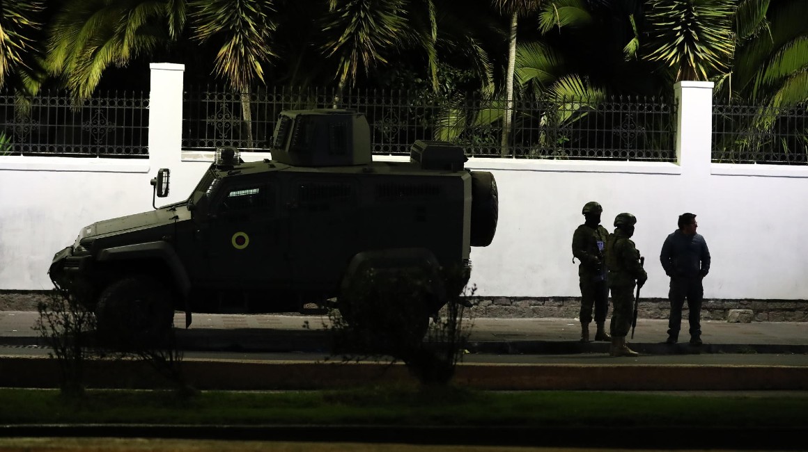 Militares de Ecuador en el operativo de asalto a la Embajada de México en Quito.