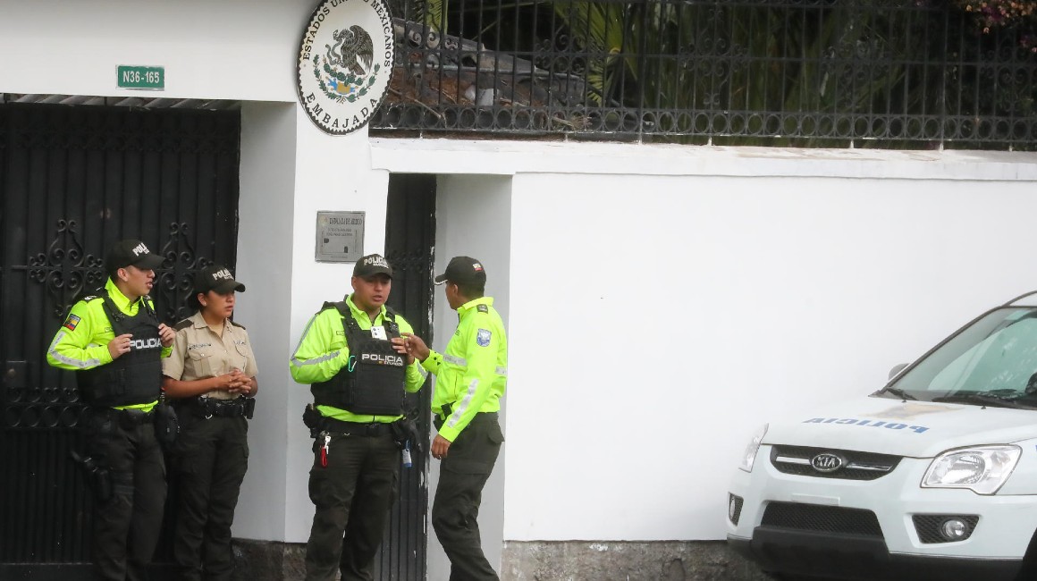 La Policía de Ecuador custodia la sede de la embajada de México en Quito.