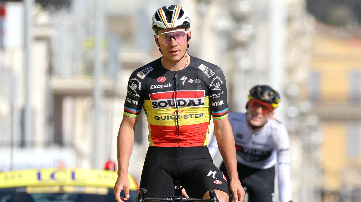 El ciclista belga Remco Evenepoel del Soudal QuickStep celebra mientras cruza la línea de meta, el 10 de marzo de 2024, en la octava etapa de la carrera ciclista París-Niza.