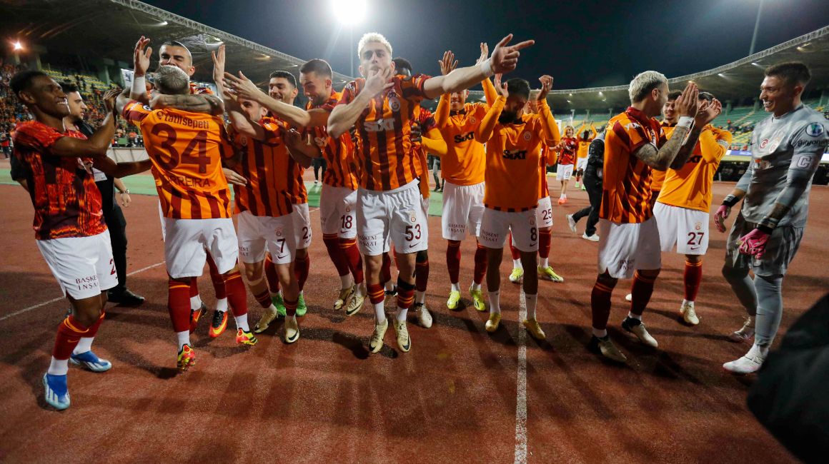 Jugadores del Galatasaray celebrando la victoria en la final de la Supercopa de Turquía después de que los jugadores del Fenerbahce abandonaran el campo, el 7 de abril de 2024.