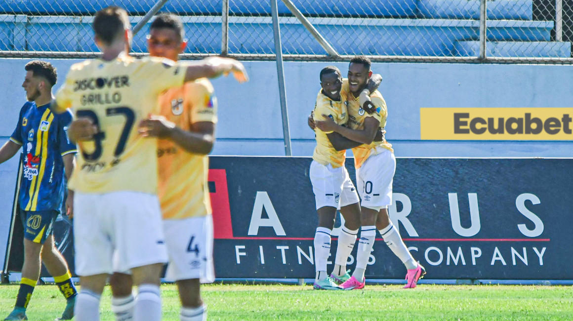 Los jugadores de Universidad Católica festejan el gol de Ismael Díaz ante Delfín por la Fecha 7 de la LigaPro, el domingo 7 de abril de 2024.