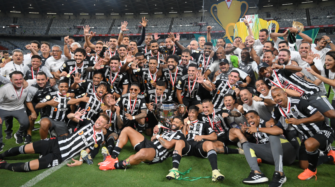 Integrantes del Atlético Mineiro celebran el triunfo del domingo 7 de abril, en la final del Campeonato Paulista entre los equipos Cruzeiro y Atlético Mineiro.