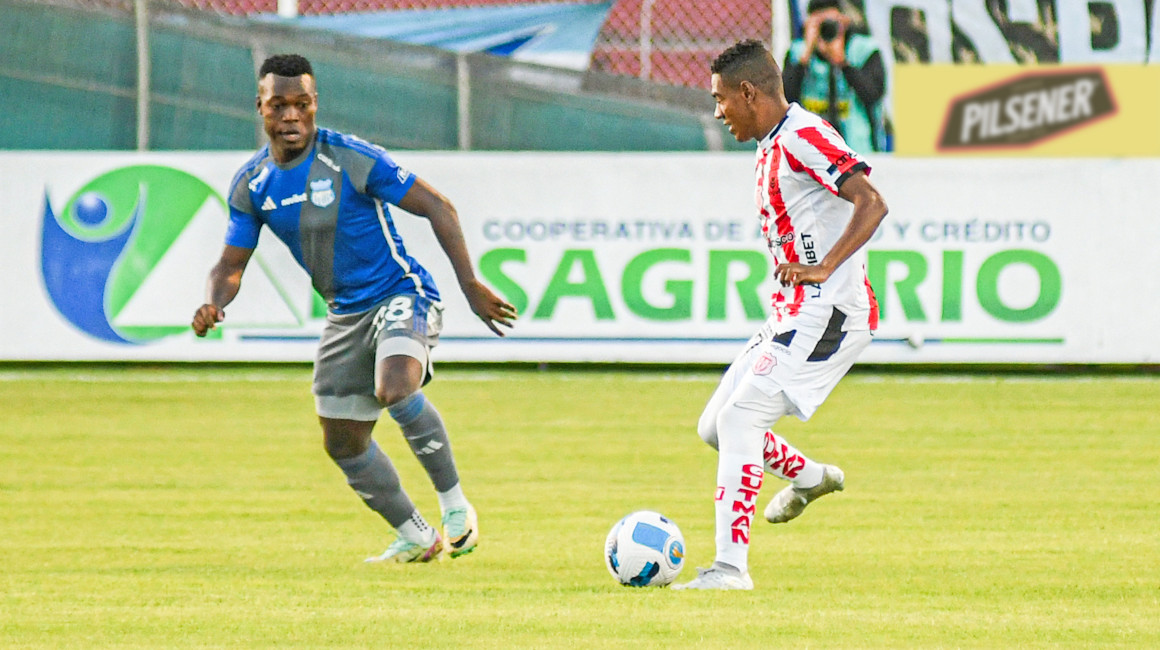 Jugadores de Técnico Universitario y Emelec disputan un balón en la Fecha 7 de la LigaPro, el 7 de abril de 2024.