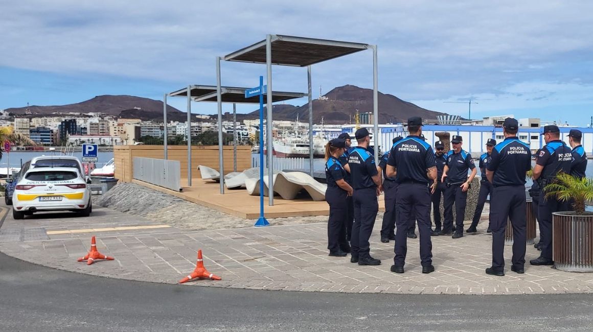 Policías en el puerto de Algeciras, España, en donde se incautó de un cargamento de cocaína procedente de Ecuador.
