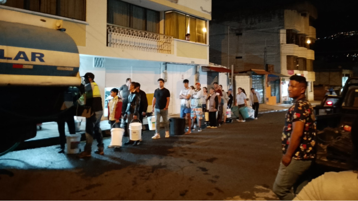 Habitantes de Conocoto hacen fila para comprar agua a un tanquero, el 7 de abril de 2024.