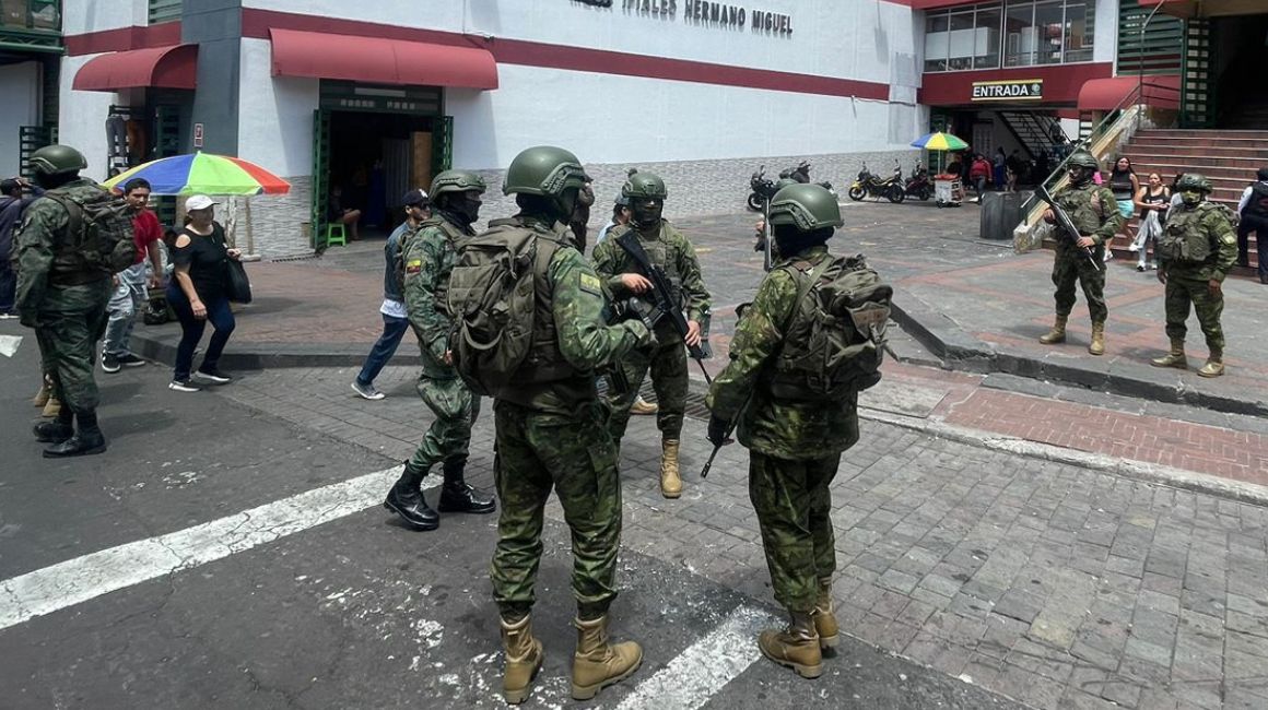 Militares durante un operativo en Quito el 7 de abril de 2024.