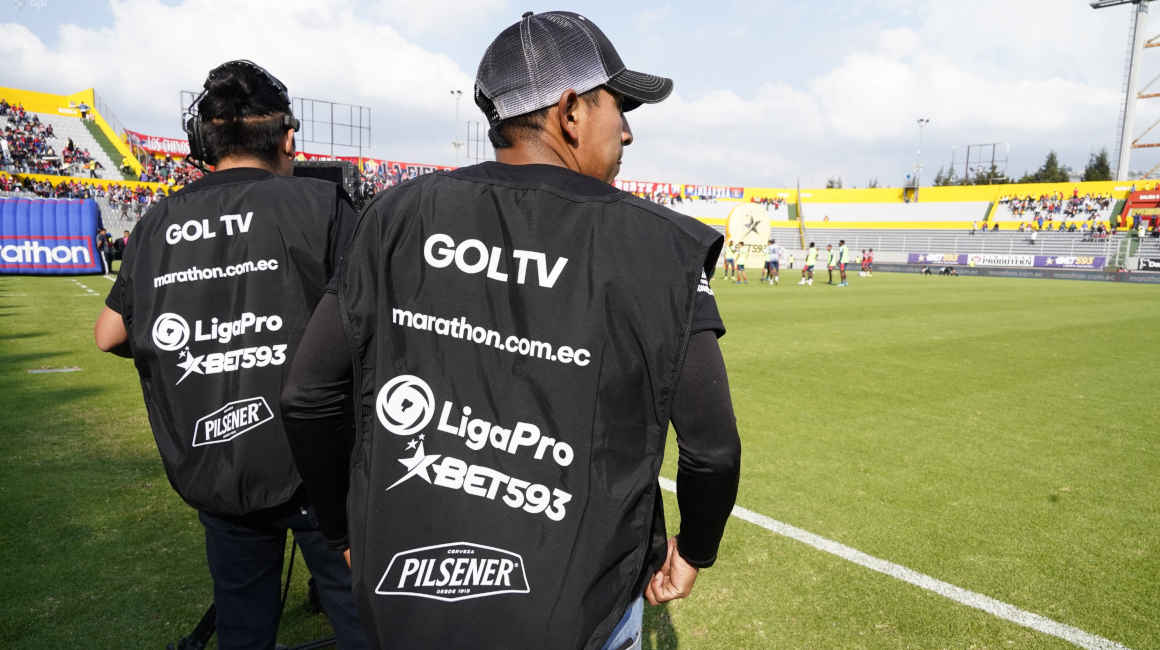 Dos camarógrafos de GolTV, durante el partido de Aucas vs. El Nacional de la LigaPro, el 26 de febrero de 2023.