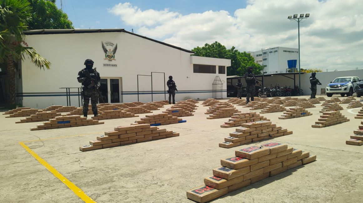 Las autoridades se incautaron de dos toneladas de droga en el sector Las Piñas, en Manta, el 8 de abril de 2024.
