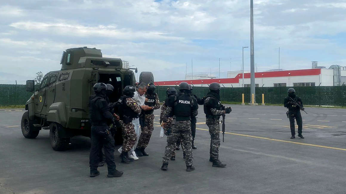 El exvicepresidente Jorge Glas siendo escoltado por miembros de la Policía antes de su traslado a la prisión La Roca en Guayaquil, en el Aeropuerto de Quito, el 6 de abril de 2024.