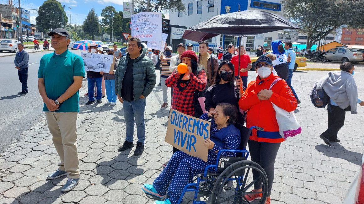 Decenas de pacientes protestan por falta de pago a clínicas de diálisis en Quito