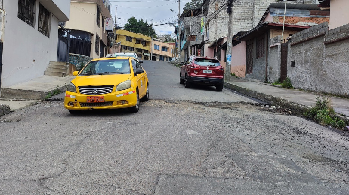 Dos autos circulan por la calle Simón Bolívar de Conocoto, el 5 de abril de 2024.