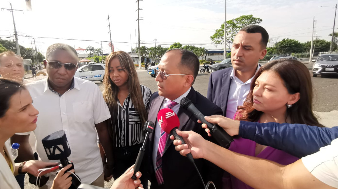 Vinicio Tapia, abogado defensor del exvicepresidente Jorge Glas, llegó al hospital Naval, en Guayaquil, el 8 de abril de 2024.