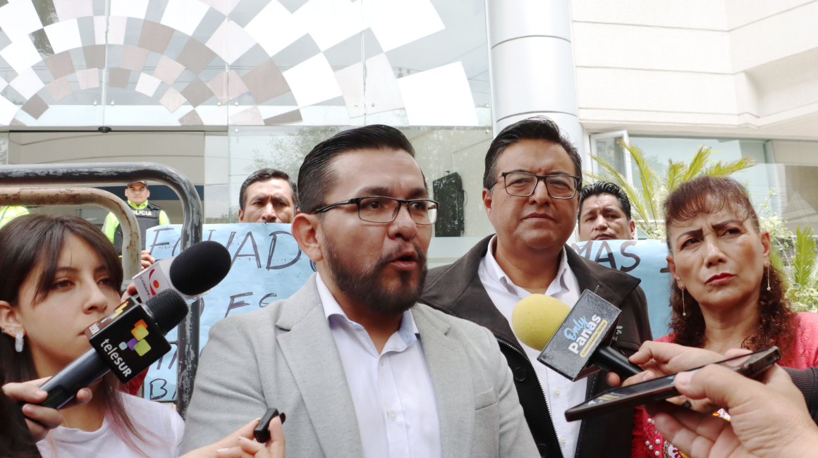 Blasco Luna da declaraciones a nombre de la Revolución Ciudadana, que presentó una demanda de inconstitucionalidad a la ley que subió el IVA. El 1 de abril de 2024.