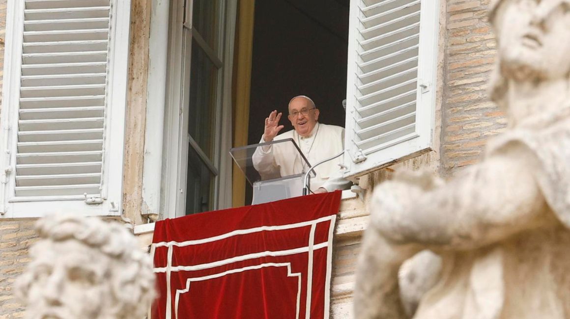 El papa Francisco en una ventana que da a la Plaza de San Pedro en la Ciudad del Vaticano, el 1 de abril de 2024.