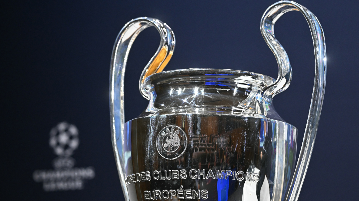El trofeo de la Champions League se exhibe antes del sorteo de cuartos de final y semifinales del torneo, el 15 de marzo de 2024.
