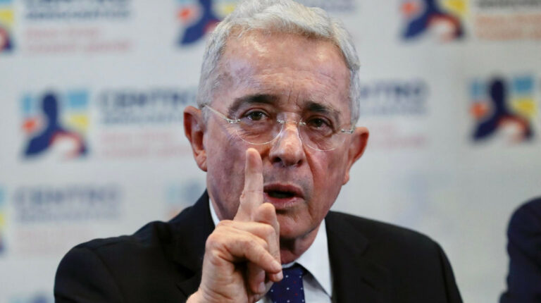 Álvaro Uribe irá a juicio por presunta participación en grupos paramilitares