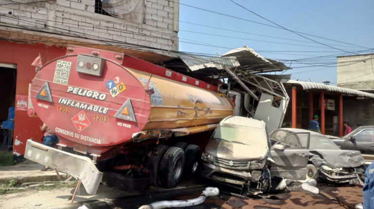 Un tanquero de combustible destruye una casa y vehículos en la vía a Daule