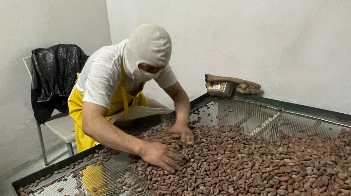 Un trabajador de una fábrica de chocolate en el sur de Quito, febrero de 2023.
