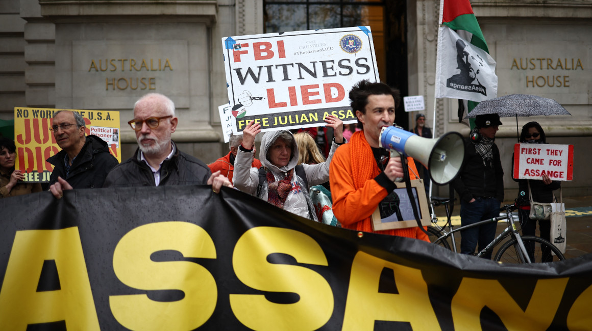 Biden está "considerando" absolver de espionaje a Julian Assange 